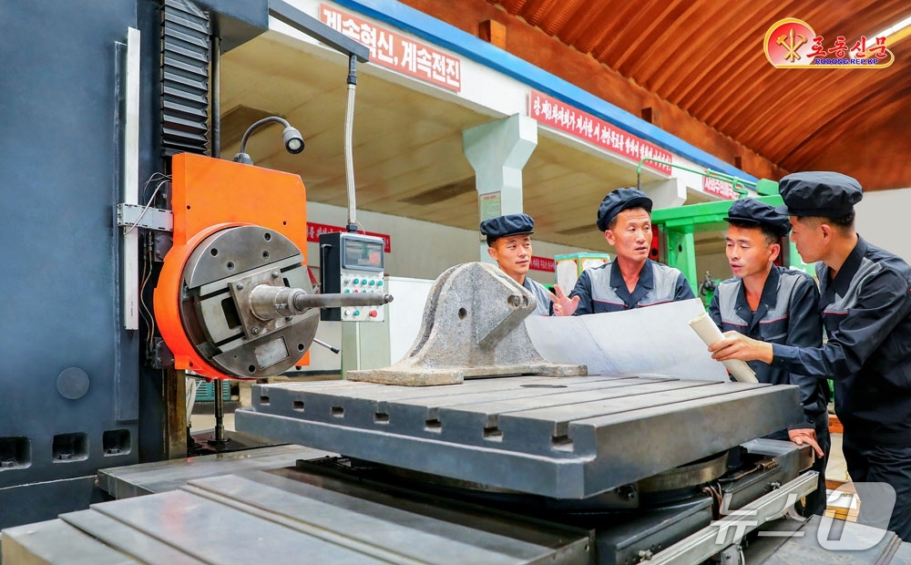 (평양 노동신문=뉴스1) = 북한 노동당 기관지 노동신문은 17일 함경남도 단천광산기계공장 직원들이 생산에서 제기되는 문제를 서로 지혜를 합쳐가며 풀어나가고 있다고 전했다. [국내 …