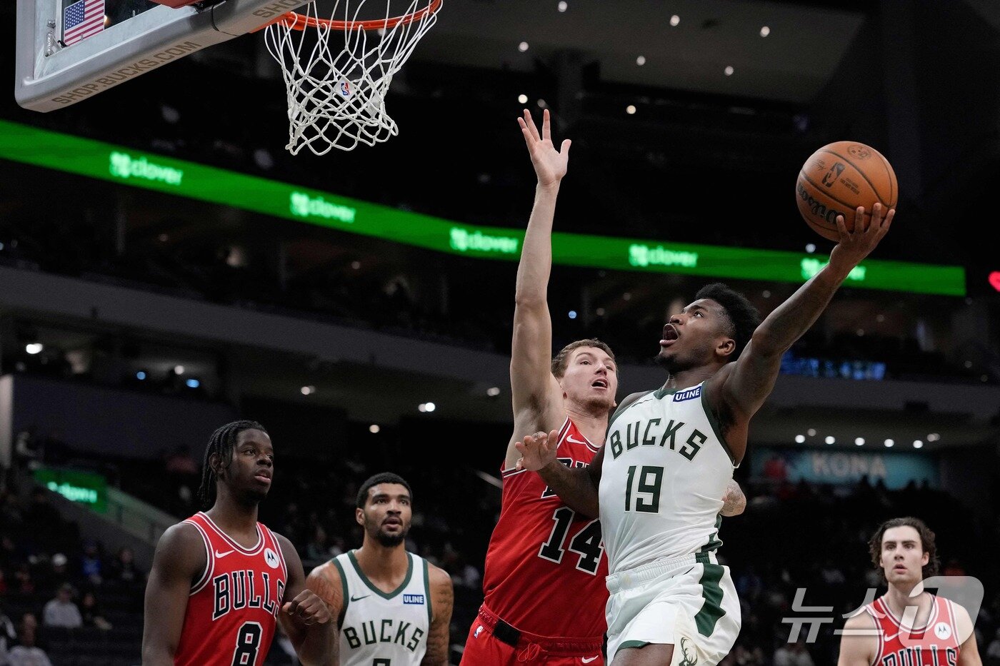 본문 이미지 - NBA 밀워키 벅스(흰색 유니폼)와 시카고 불스의 시범경기. ⓒ AFP=뉴스1