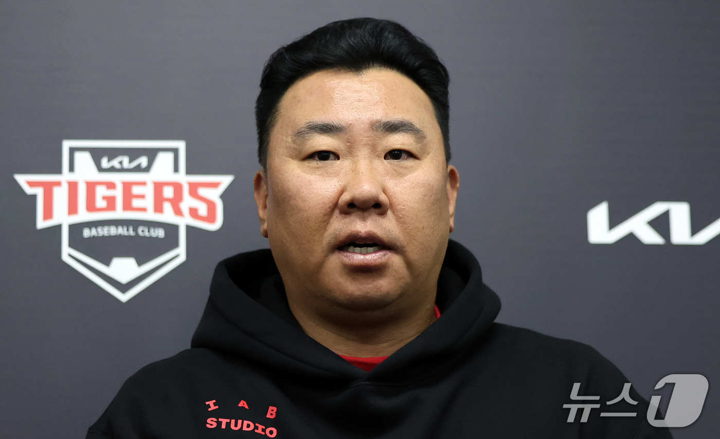(전남광주=뉴스1) 김진환 기자 = KIA 이범호 감독이 17일 오후 전남광주 기아챔피언스필드에서 열리는 프로야구 2026 신한 SOL KBO 포스트시즌 준플레이오프 1차전 LG …