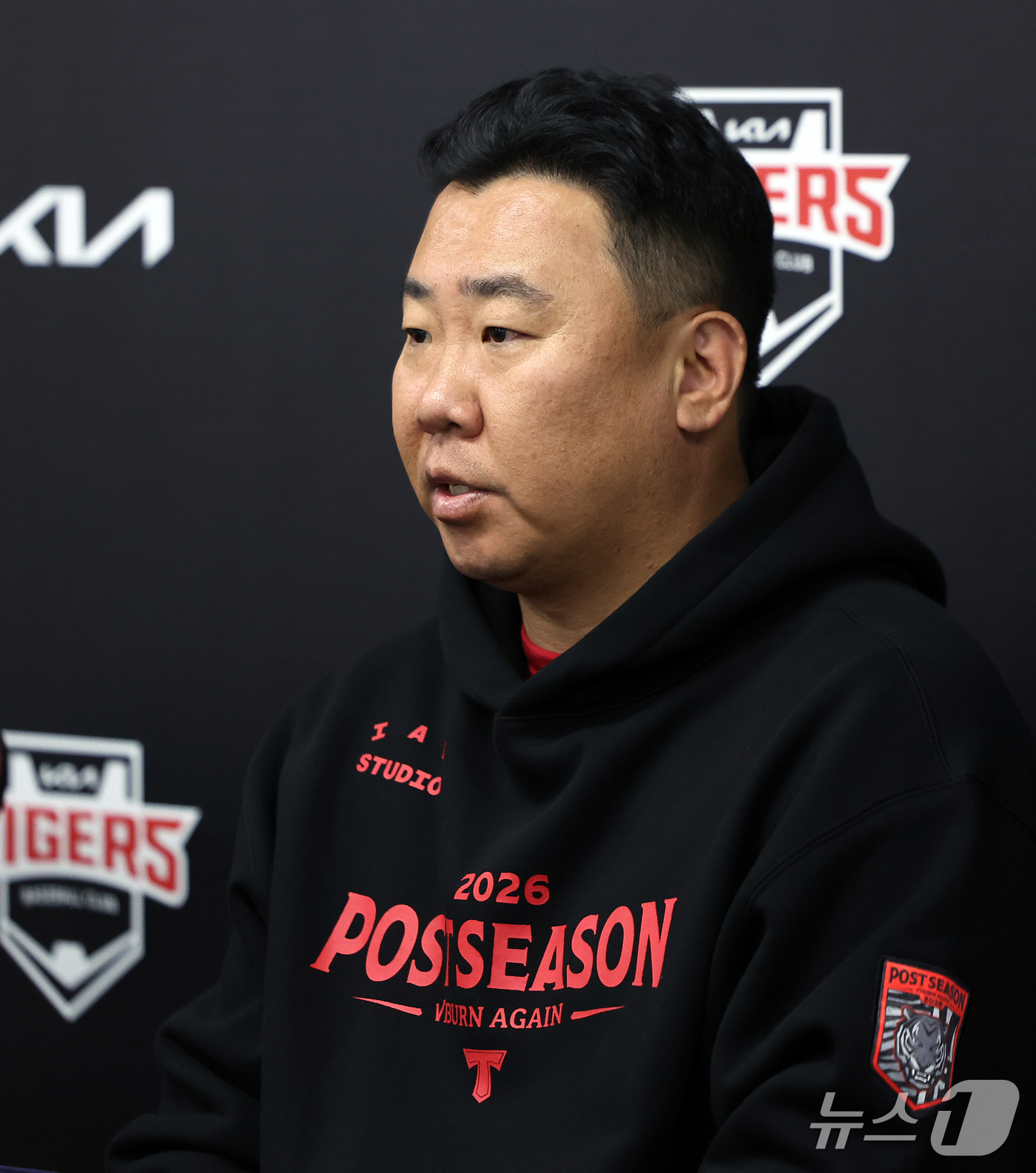 (전남광주=뉴스1) 김진환 기자 = KIA 이범호 감독이 17일 오후 전남광주 기아챔피언스필드에서 열리는 프로야구 2026 신한 SOL KBO 포스트시즌 준플레이오프 1차전 LG …