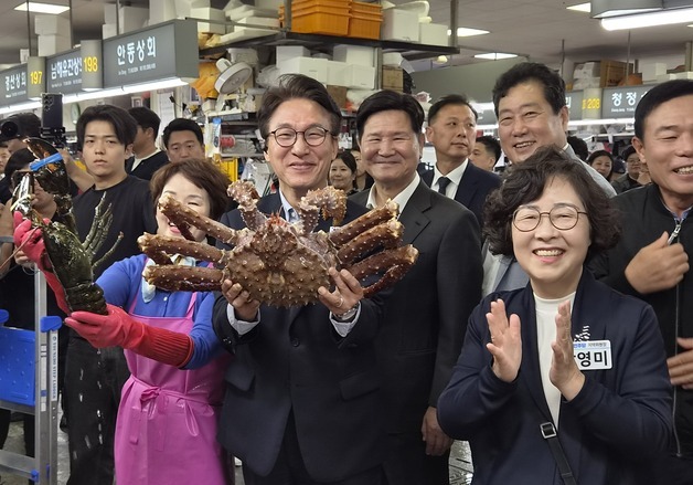 김민석 민주당 대표, 부산 방문 이틀째 자갈치시장서 민심 청취