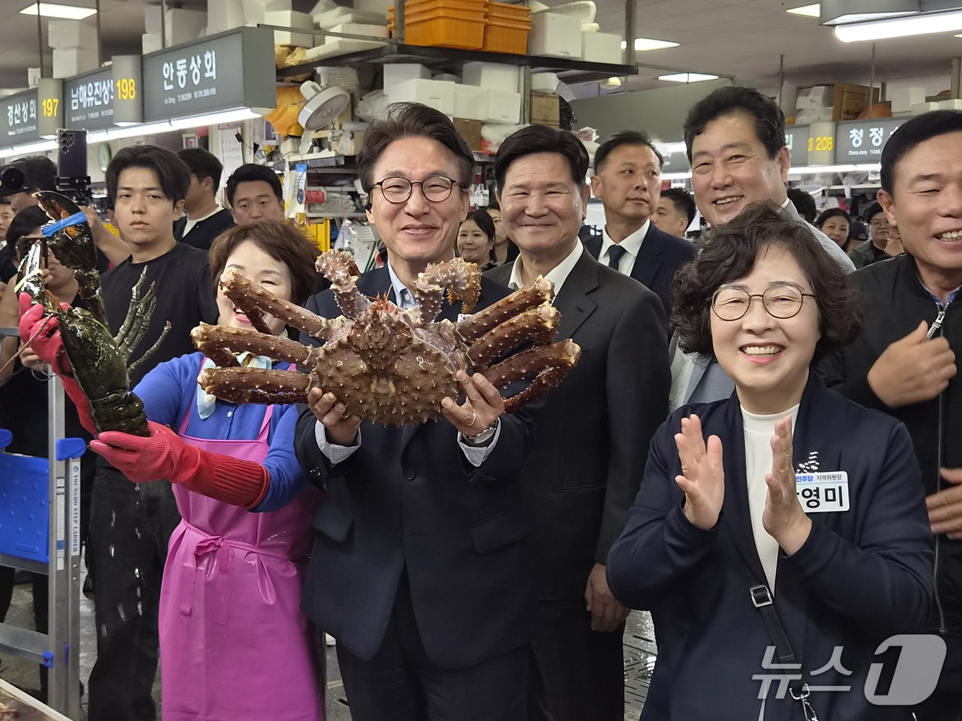 (부산=뉴스1) 임순택 기자 = 김민석 더불어민주당 대표가 17일 부산 자갈치시장을 방문해 상인이 건넨 대형 킹크랩을 직접 들어 보이고 있다. 2026.10.17/뉴스1
