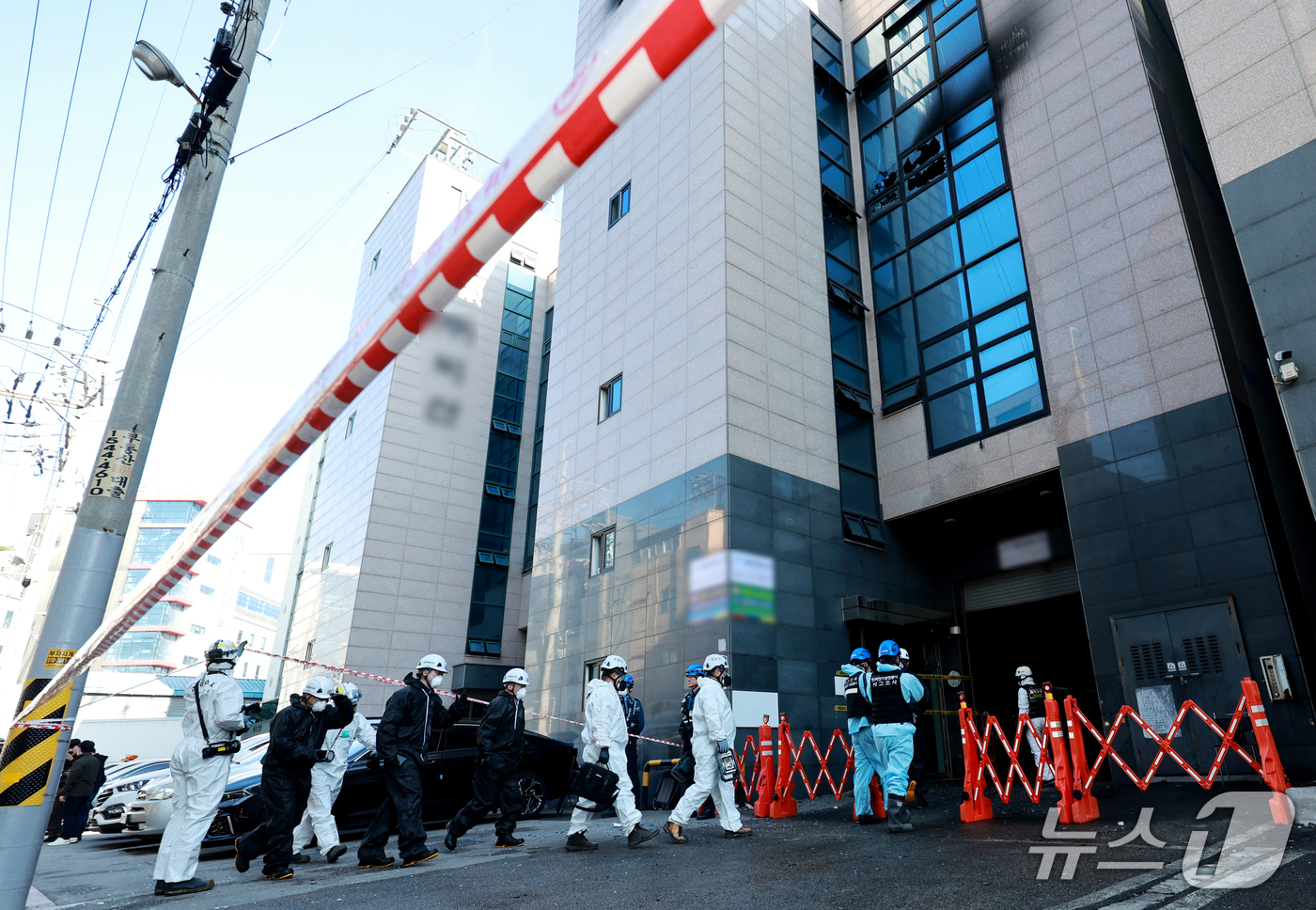 (부천=뉴스1) 이호윤 기자 = 경찰과 소방 당국 등 유관기관 관계자들이 17일 경기도 부천시 오정구의 한 공장에서 합동감식을 하고 있다.지난 16일 오전 8시 38분께 부천시 오 …