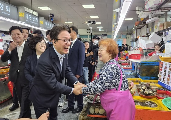 부산 자갈치시장에서 상인과 인사 나누는 김민석 대표