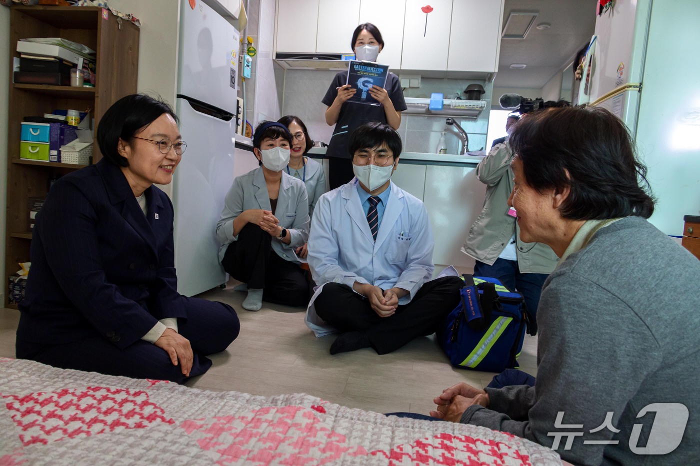 (서울=뉴스1) 이종덕 기자 = 한성숙 국무총리가 16일 대전시 서구 통합돌봄 가정을 방문해 돌봄서비스 이용 어르신과 대화 하고 있다.(총리실 제공)2026.10.16/뉴스1
