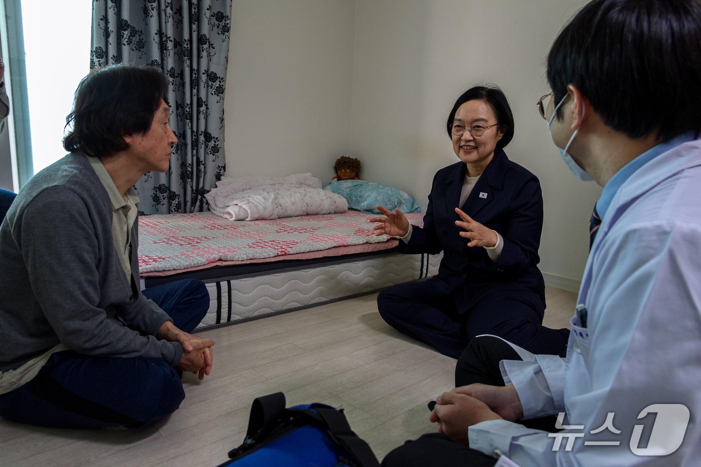(서울=뉴스1) 이종덕 기자 = 한성숙 국무총리가 16일 대전시 서구 통합돌봄 가정을 방문해 돌봄서비스 이용 어르신과 대화 하고 있다.(총리실 제공)2026.10.16/뉴스1