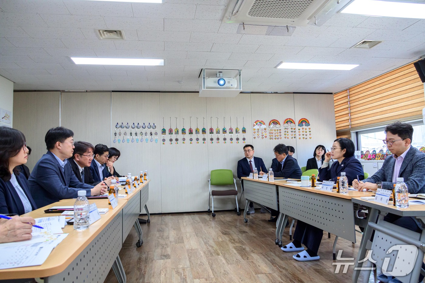 (서울=뉴스1) 이종덕 기자 = 한성숙 국무총리가 16일 대전시 서구 치매안심센터를 방문해 통합돌봄 추진현황을 점검하며 현장 관계자의 의견을 청취하고 있다.(총리실 제공)2026. …