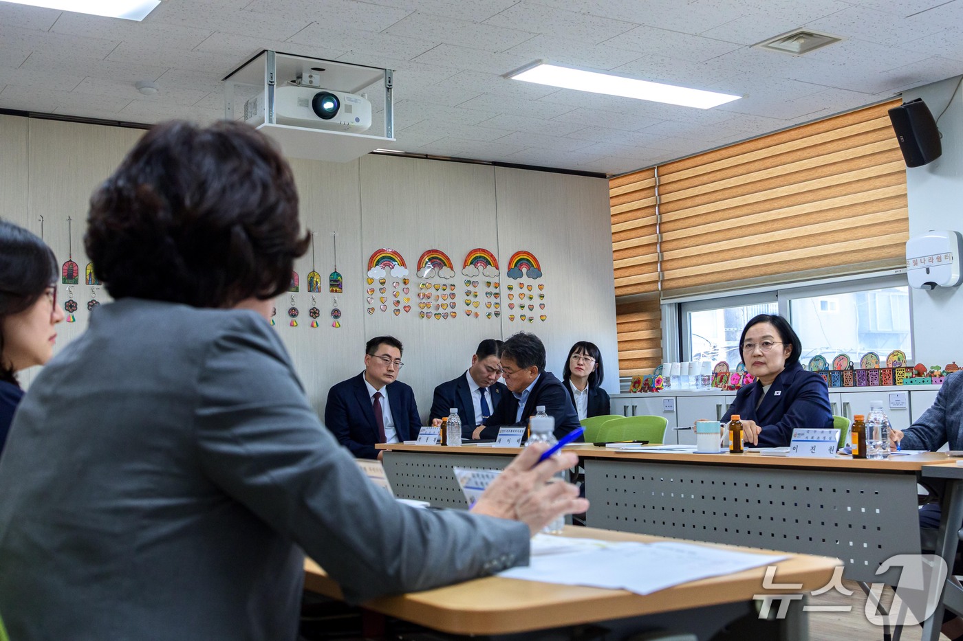 (서울=뉴스1) 이종덕 기자 = 한성숙 국무총리가 16일 대전시 서구 치매안심센터를 방문해 통합돌봄 추진현황을 점검하며 현장 관계자의 의견을 청취하고 있다.(총리실 제공)2026. …