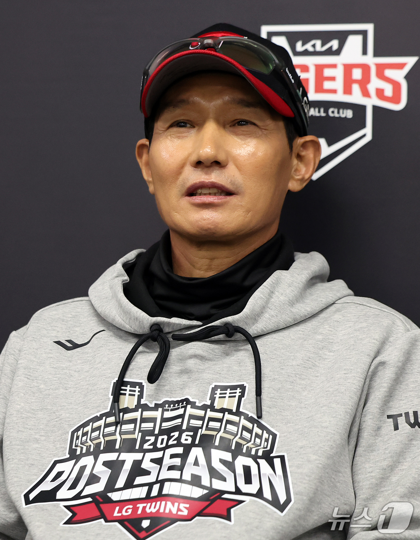 (전남광주=뉴스1) 김진환 기자 = LG 염경엽 감독이 17일 오후 전남광주 기아챔피언스필드에서 열린 프로야구 2026 신한 SOL KBO 포스트시즌 준플레이오프 1차전 KIA 타 …