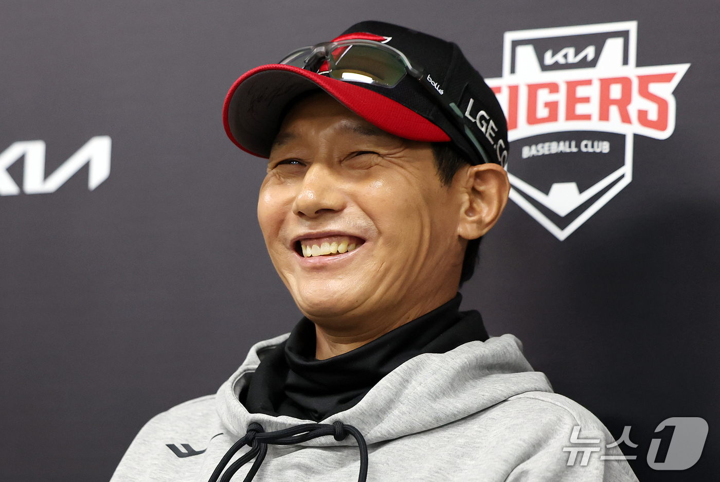 (전남광주=뉴스1) 김진환 기자 = LG 염경엽 감독이 17일 오후 전남광주 기아챔피언스필드에서 열린 프로야구 2026 신한 SOL KBO 포스트시즌 준플레이오프 1차전 KIA 타 …