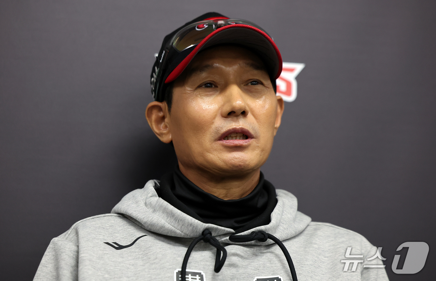 (전남광주=뉴스1) 김진환 기자 = LG 염경엽 감독이 17일 오후 전남광주 기아챔피언스필드에서 열린 프로야구 2026 신한 SOL KBO 포스트시즌 준플레이오프 1차전 KIA 타 …
