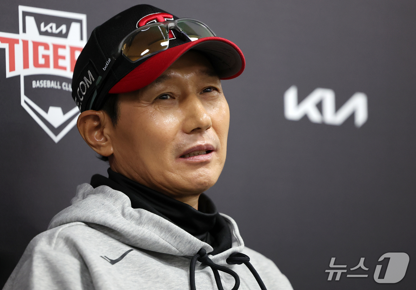 (전남광주=뉴스1) 김진환 기자 = LG 염경엽 감독이 17일 오후 전남광주 기아챔피언스필드에서 열린 프로야구 2026 신한 SOL KBO 포스트시즌 준플레이오프 1차전 KIA 타 …