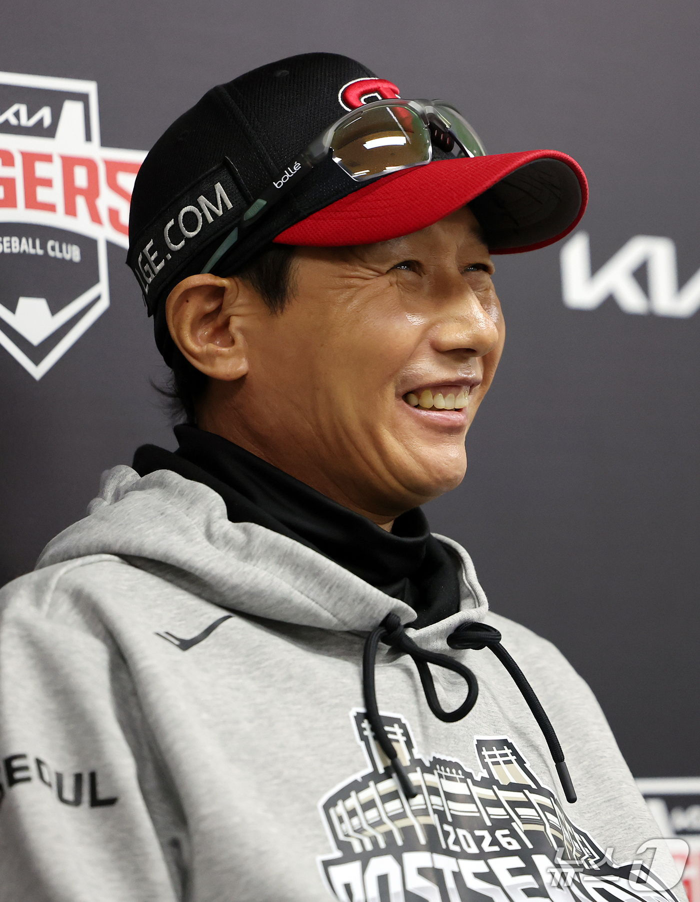 (전남광주=뉴스1) 김진환 기자 = LG 염경엽 감독이 17일 오후 전남광주 기아챔피언스필드에서 열린 프로야구 2026 신한 SOL KBO 포스트시즌 준플레이오프 1차전 KIA 타 …