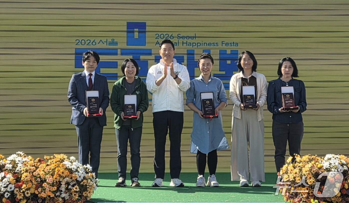 본문 이미지 - 제3회 서울 동물보호의 날 행사 개막식에서 동물복지에 기여한 시민 5명에게 서울시장 표창이 수여됐다.  전빈원 로얄동물메디컬센터W 원장(왼쪽부터),  최미금 동물과 함께 행복한 세상 대표, 오세훈 서울시장, 이수진 더레스큐 대표, 정지영 쓰담에듀 트레이너, 주보희 서울시 명예동물보호관ⓒ 뉴스1 한송아 기자