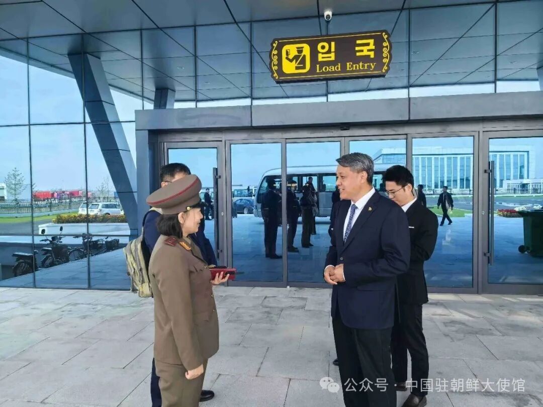 본문 이미지 - 16일 왕야쥔 주북중국대사가 신압록강대교 북한 측 여객검사동 입구에서 관계자와 대화하고 있다.(주북 중국대사관 위챗 캡처) 