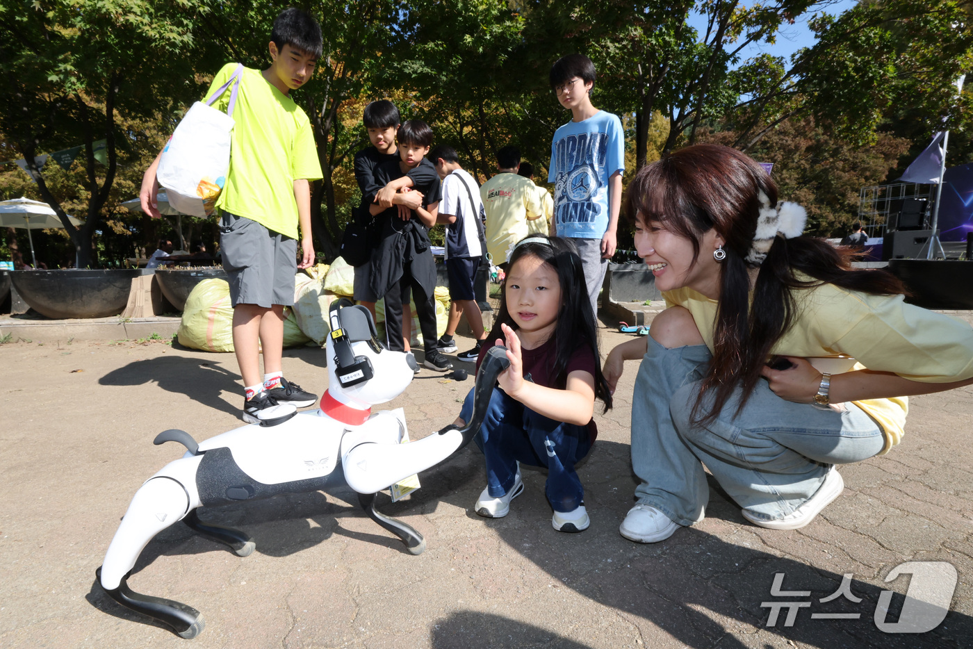 (서울=뉴스1) 박세연 기자 = 17일 오전 서울 서초구 서초문화예술공원에서 열린 '서초 AI페스타'를 찾은 어린이들이 로봇 강아지와 인사를 하고 있다. 2026.10.17/뉴스1 …