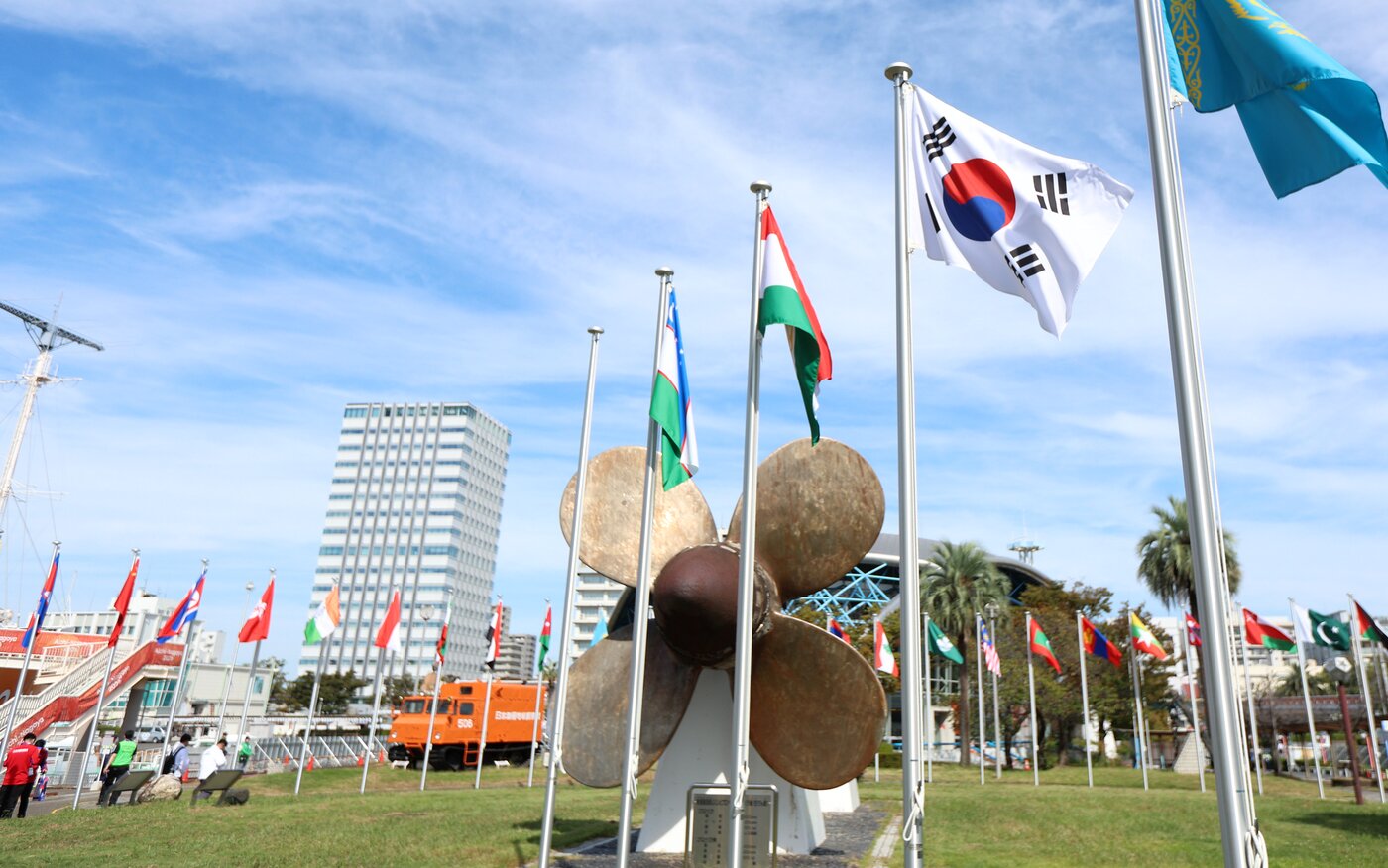 본문 이미지 - 2026 아이치·나고야 아시안패러게임에 참가하는 한국 선수단이 17일 일본 나고야 가든피어 선수촌에 입촌했다. 입촌식 행사에서 태극기가 게양됐다. (대한장애인체육회 제공. 재판매 및 DB 금지)