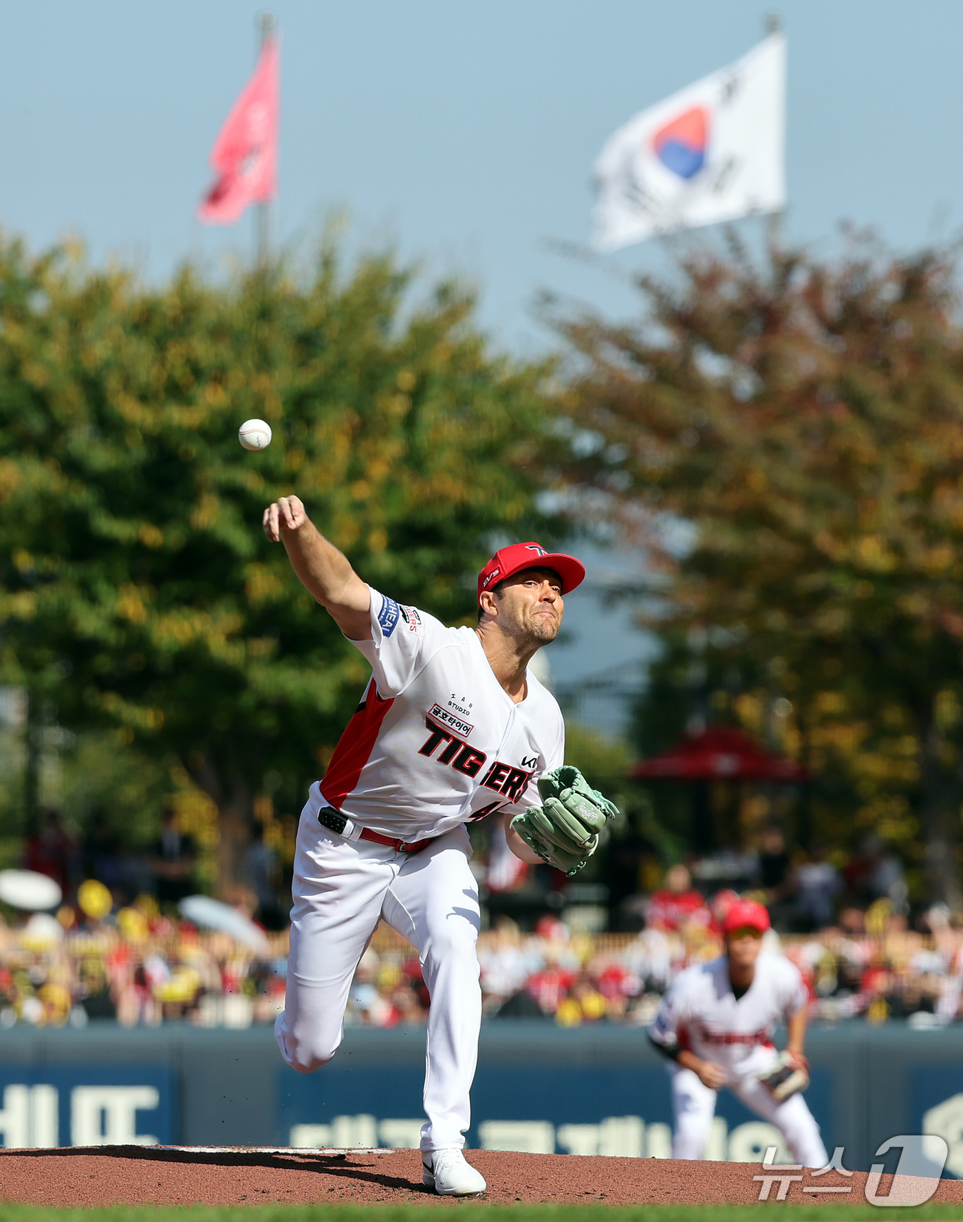 (전남광주=뉴스1) 김진환 기자 = 17일 오후 전남광주 기아챔피언스필드에서 열린 프로야구 2026 신한 SOL KBO 포스트시즌 준플레이오프 1차전 LG 트윈스와 KIA 타이거즈 …