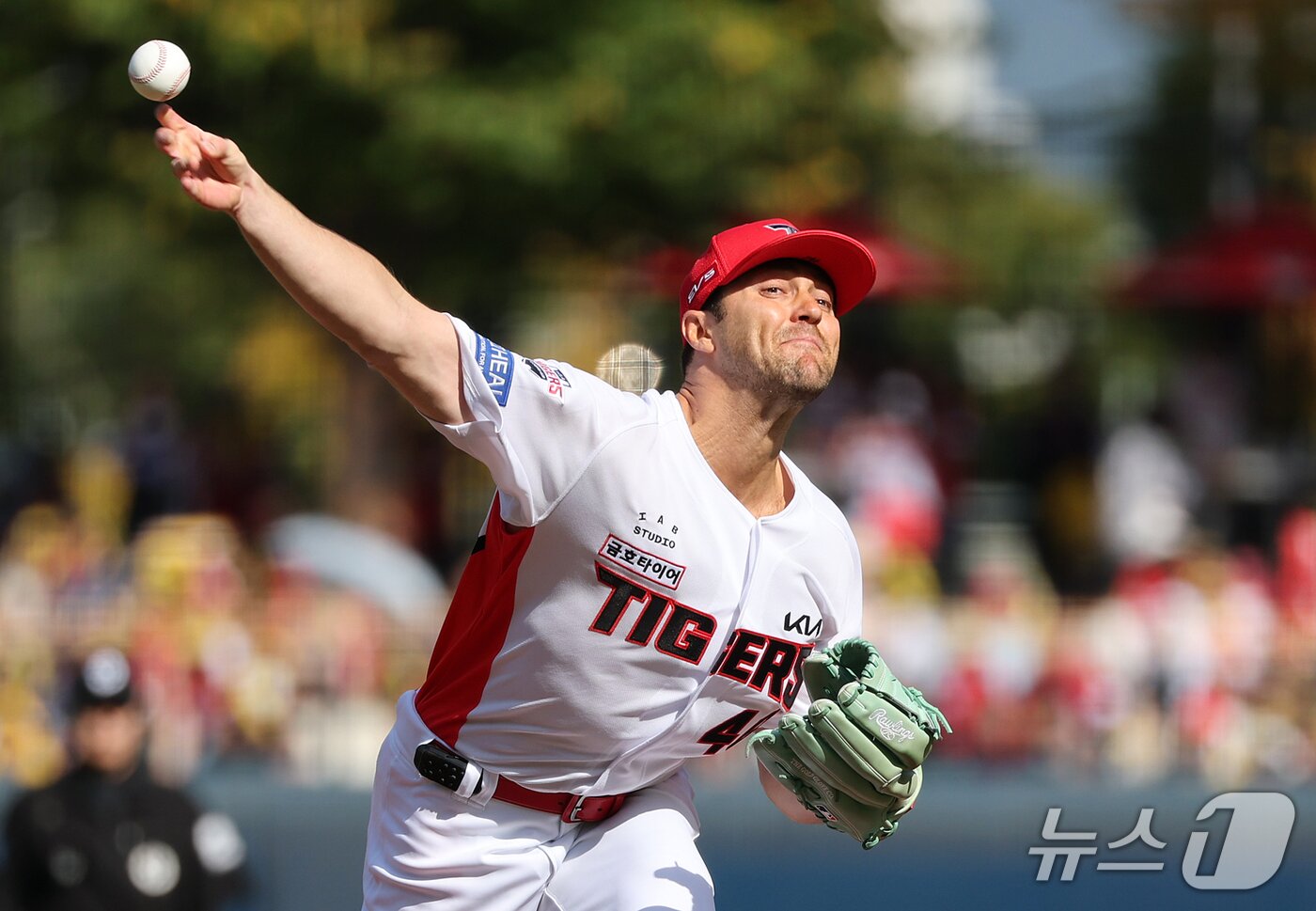 본문 이미지 - 17일 오후 전남광주 기아챔피언스필드에서 열린 프로야구 2026 신한 SOL KBO 포스트시즌 준플레이오프 1차전 LG 트윈스와 KIA 타이거즈의 경기, KIA 선발 네일이 1회초 등판해 힘차게 공을 던지고 있다. 2026.10.17 ⓒ 뉴스1 김진환 기자