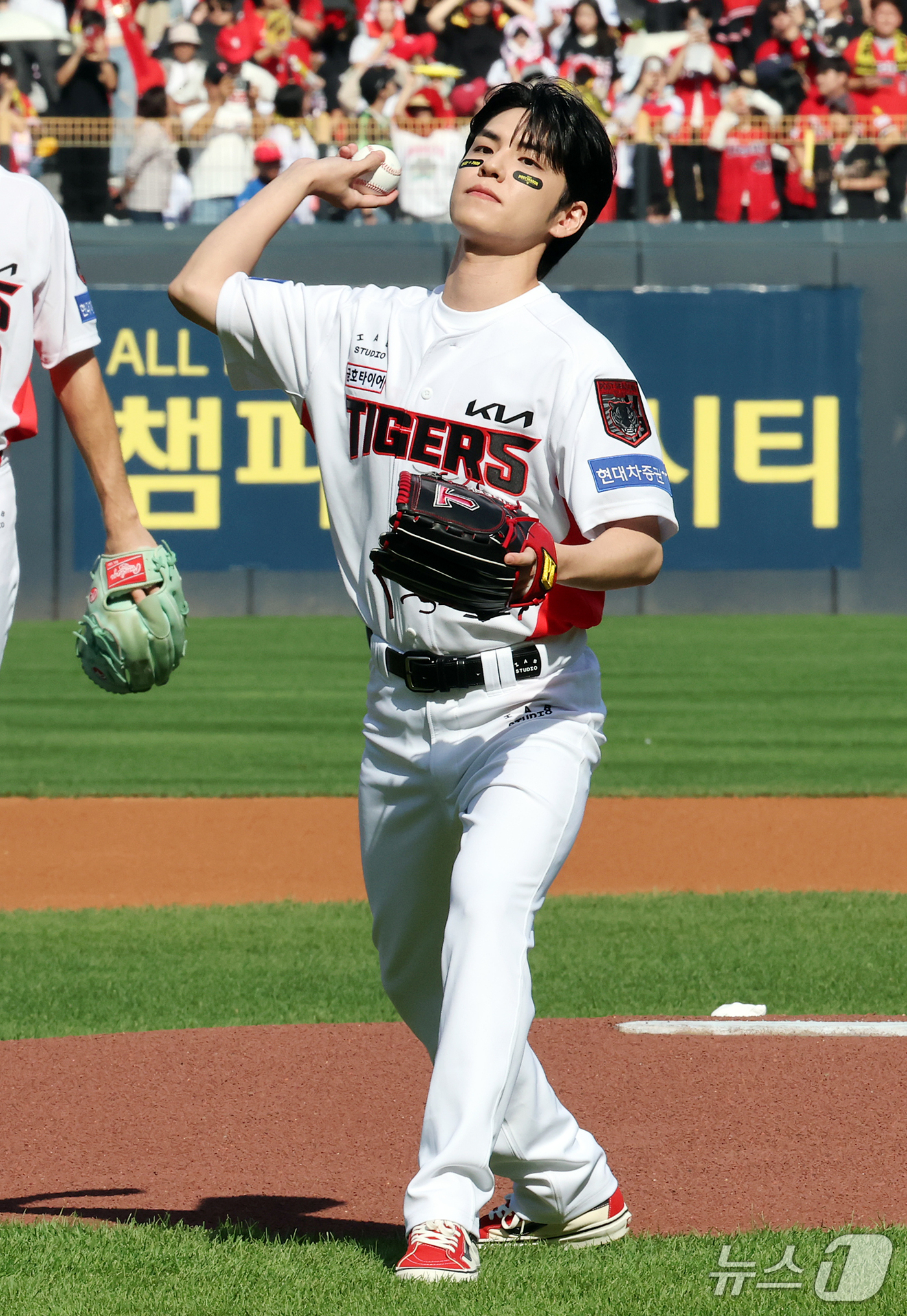(전남광주=뉴스1) 김진환 기자 = 17일 오후 전남광주 기아챔피언스필드에서 열린 프로야구 2026 신한 SOL KBO 포스트시즌 준플레이오프 1차전 LG 트윈스와 KIA 타이거즈 …