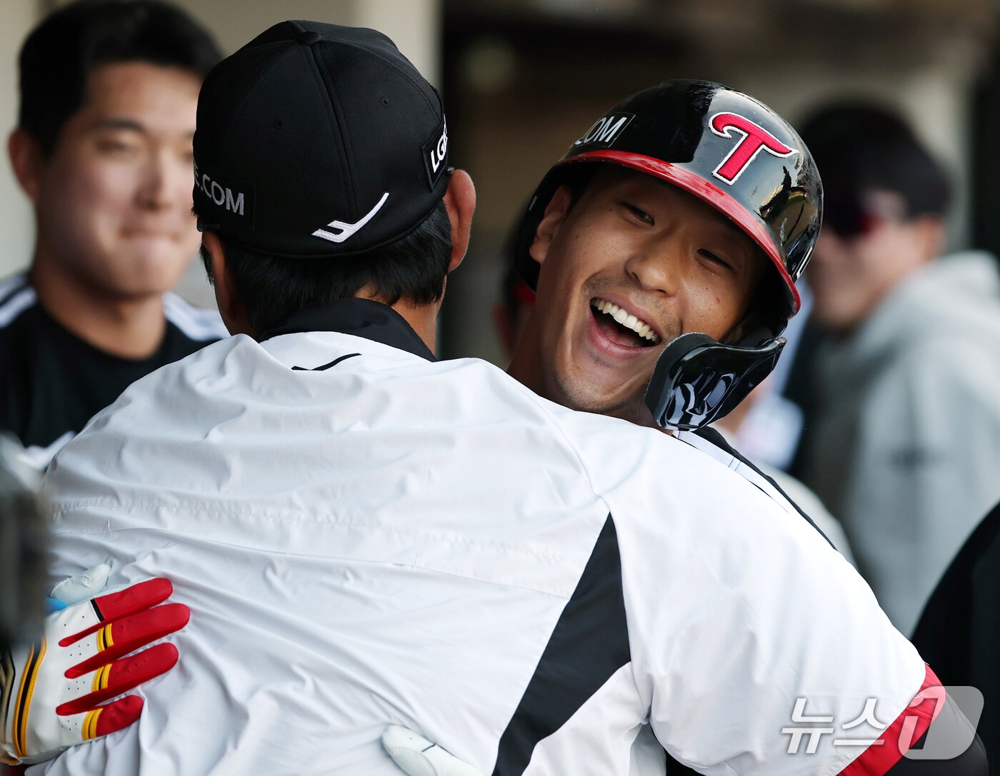 본문 이미지 - 17일 오후 전남광주 기아챔피언스필드에서 열린 프로야구 2026 신한 SOL KBO 포스트시즌 준플레이오프 1차전 LG 트윈스와 KIA 타이거즈의 경기, LG 송찬의가 2회초 2사 솔로홈런을 친 뒤 김재율 코치와 기쁨을 나누고 있다. 2026.10.17 ⓒ 뉴스1 김진환 기자