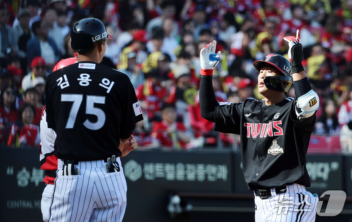(전남광주=뉴스1) 김진환 기자 = 17일 오후 전남광주 기아챔피언스필드에서 열린 프로야구 2026 신한 SOL KBO 포스트시즌 준플레이오프 1차전 LG 트윈스와 KIA 타이거즈 …