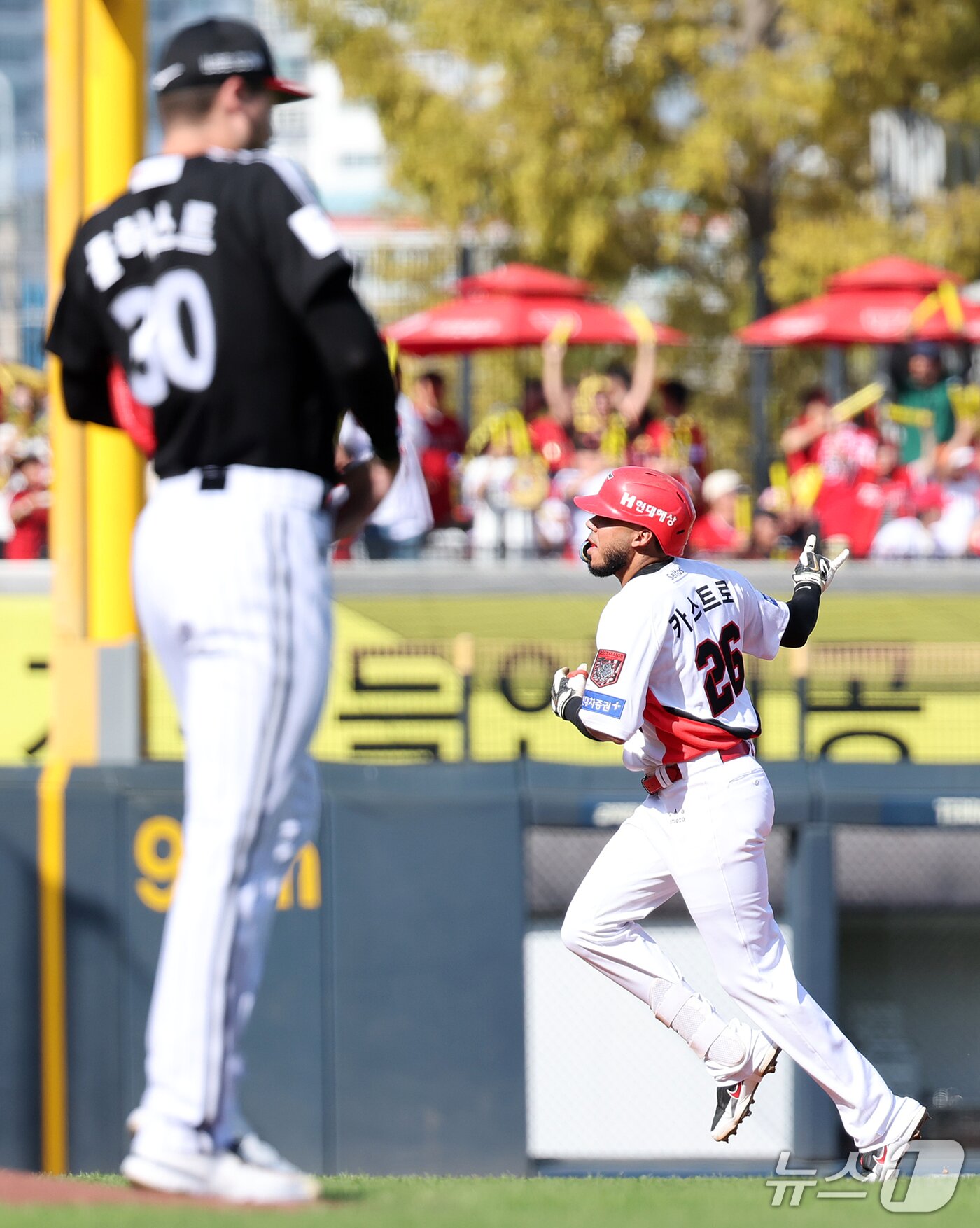 본문 이미지 - 17일 오후 전남광주 기아챔피언스필드에서 열린 프로야구 2026 신한 SOL KBO 포스트시즌 준플레이오프 1차전 LG 트윈스와 KIA 타이거즈의 경기, KIA 카스트로가 2회말 선두타자로 나와 동점 솔로홈런을 친 뒤 홈으로 향하고 있다. 2026.10.17 ⓒ 뉴스1 김진환 기자