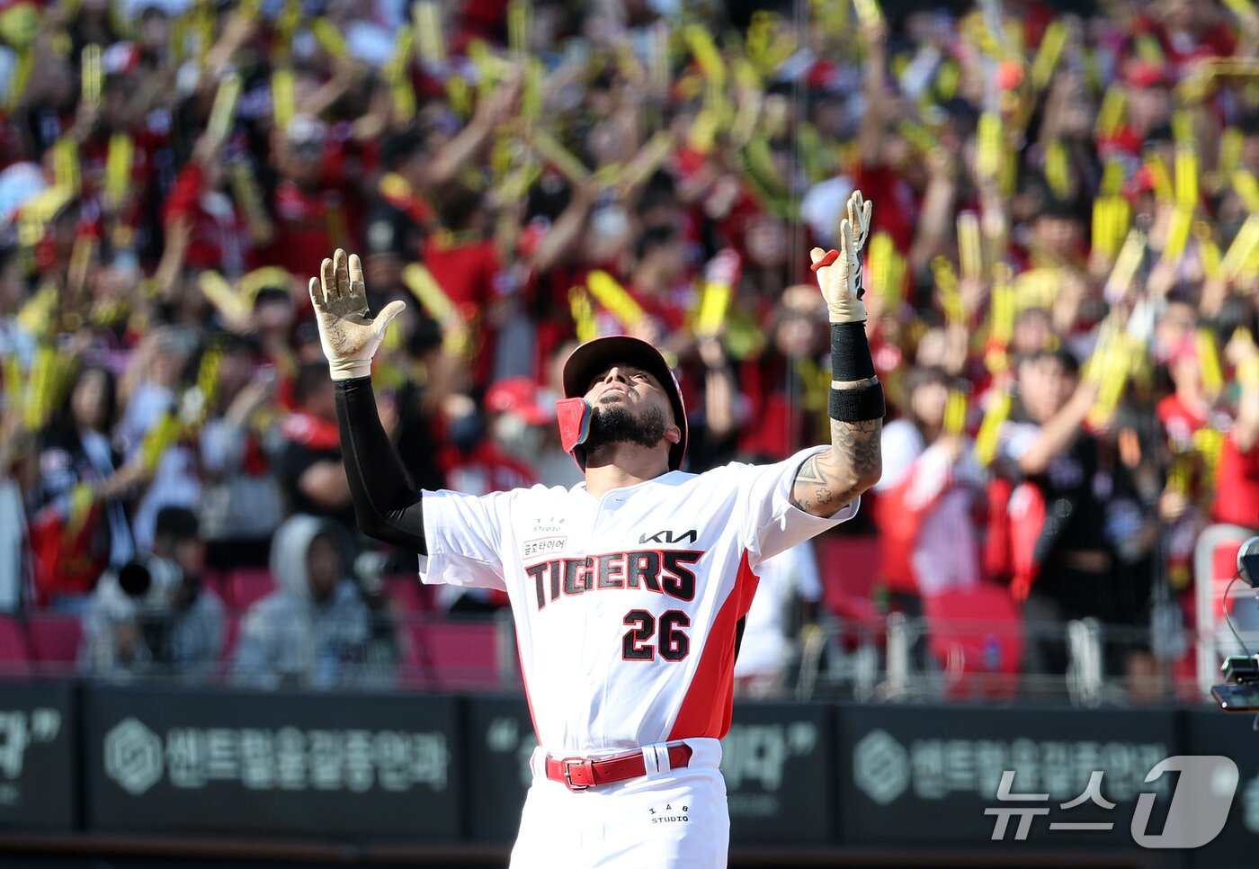본문 이미지 - 17일 오후 전남광주 기아챔피언스필드에서 열린 프로야구 2026 신한 SOL KBO 포스트시즌 준플레이오프 1차전 LG 트윈스와 KIA 타이거즈의 경기, KIA 카스트로가 2회말 선두타자로 나와 동점 솔로홈런을 친 뒤 세리머니를 하고 있다. 2026.10.17 ⓒ 뉴스1 김진환 기자