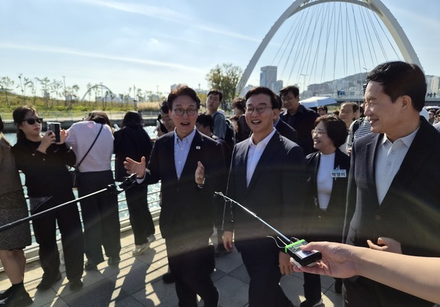 김민석·전재수 부산 북항 찾아…"해양수도 부산, 다시 뛰게 할 것"