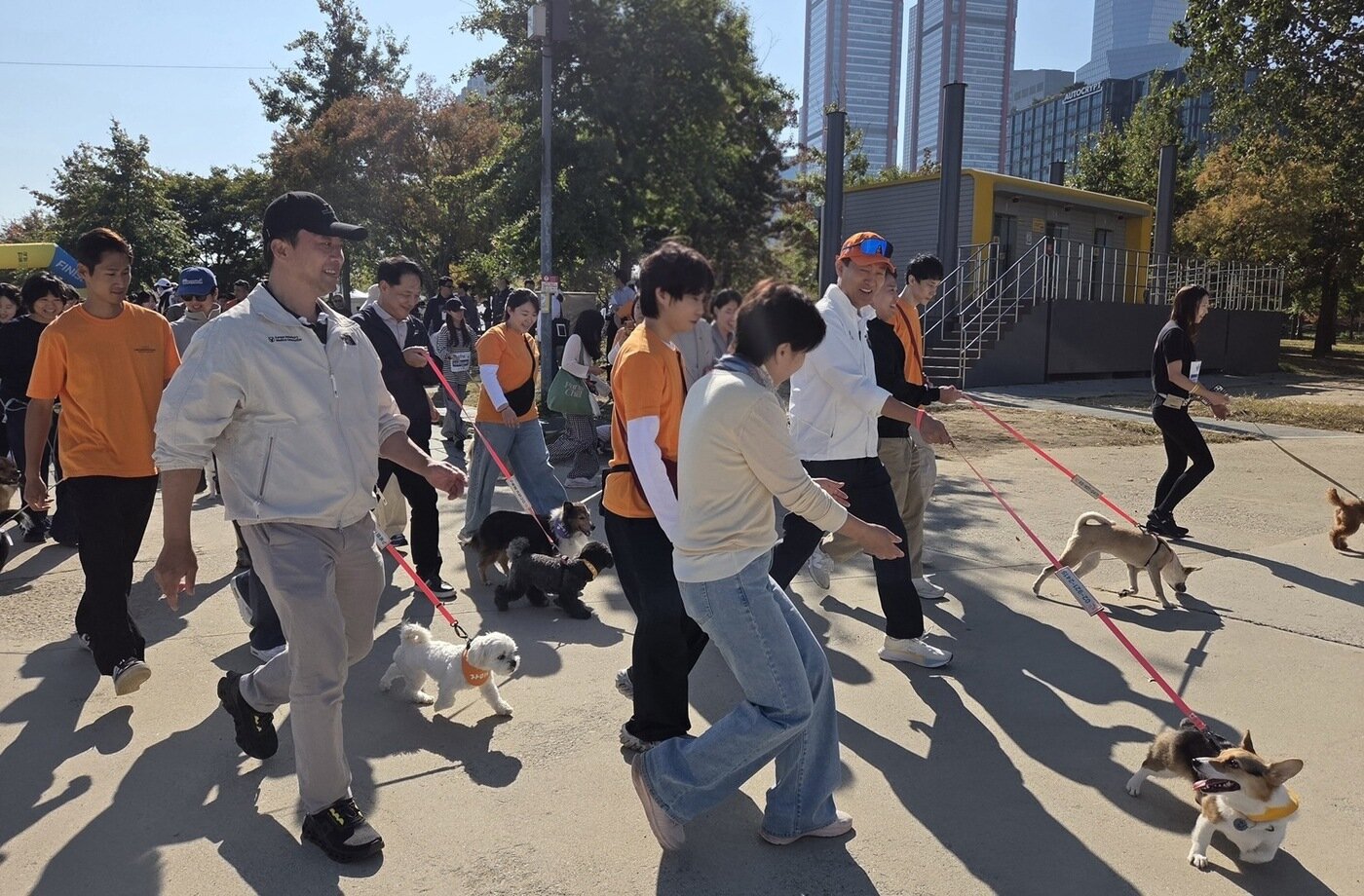 본문 이미지 - 반려견 행복런 출발 행사에 참석한 오세훈 서울시장, 배진선 서울시 동물보호과장, 황정연 서울시수의사회장 등. ⓒ 뉴스1