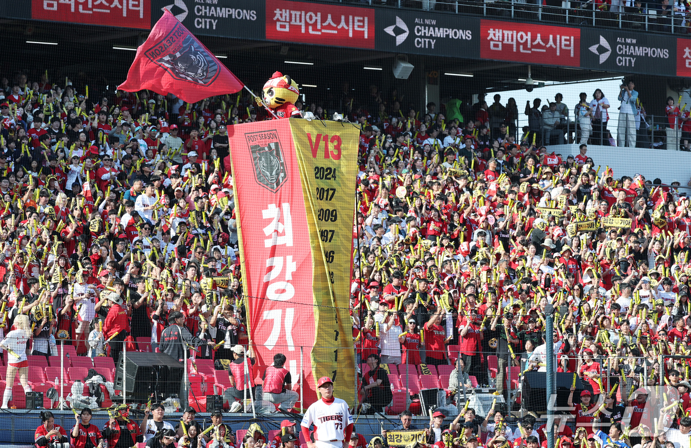 (전남광주=뉴스1) 김진환 기자 = 17일 오후 전남광주 기아챔피언스필드에서 열린 프로야구 2026 신한 SOL KBO 포스트시즌 준플레이오프 1차전 LG 트윈스와 KIA 타이거즈 …