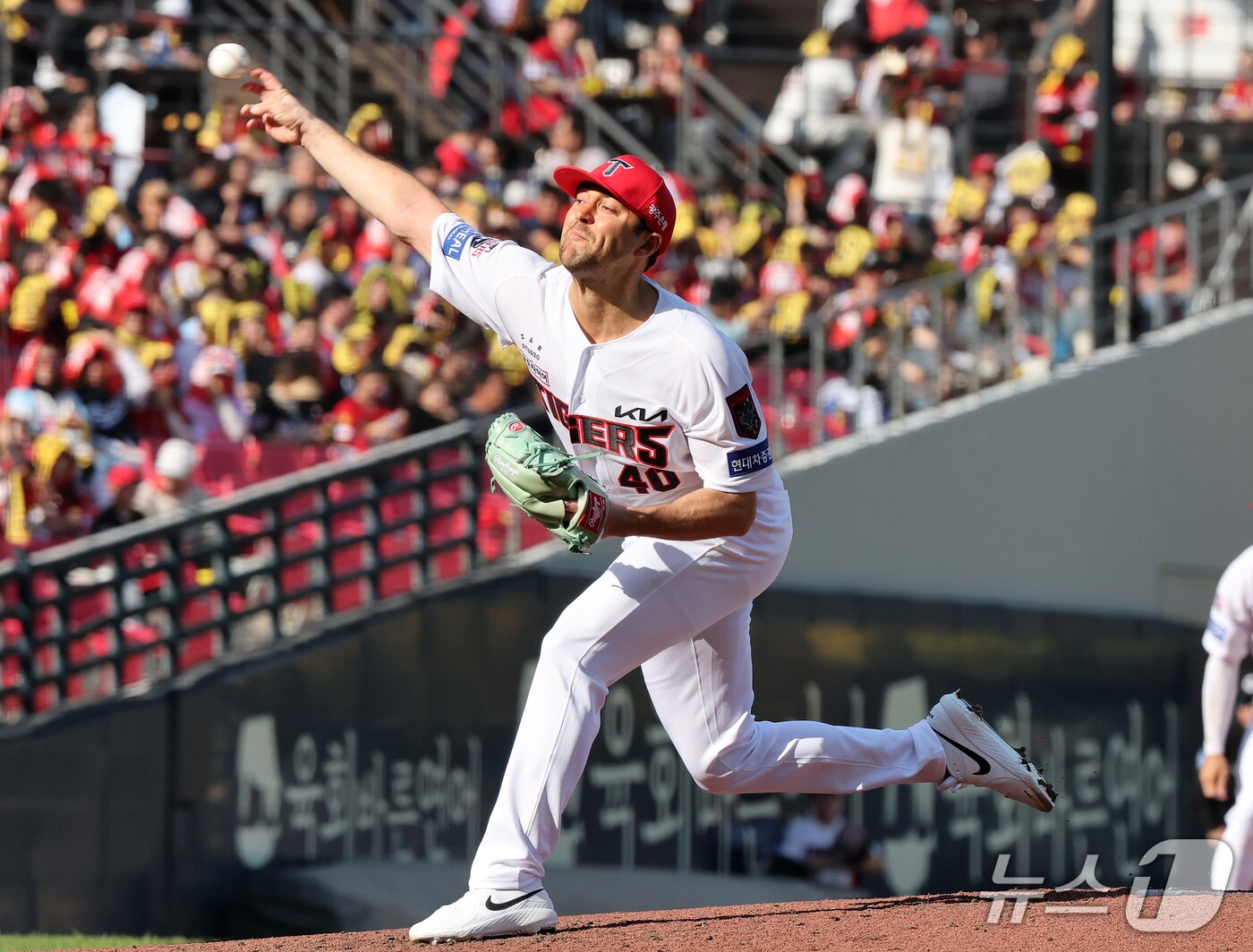 본문 이미지 - 17일 오후 전남광주 기아챔피언스필드에서 열린 프로야구 2026 신한 SOL KBO 포스트시즌 준플레이오프 1차전 LG 트윈스와 KIA 타이거즈의 경기, KIA 선발 네일이 4회초 등판해 힘차게 공을 던지고 있다. 2026.10.17 ⓒ 뉴스1 김진환 기자