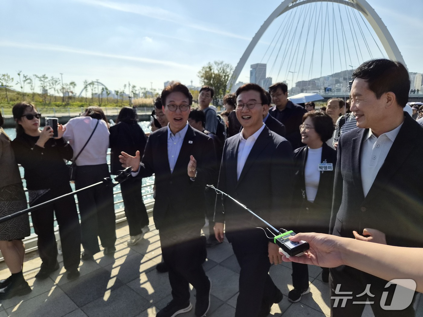 (부산=뉴스1) 임순택 기자 = 김민석 더불어민주당 대표가 17일 오후 부산 동구 북항친수공원을 방문해 전재수 부산시장 등 관계자들과 함께 공원 일대를 둘러보고 있다. 2026.1 …