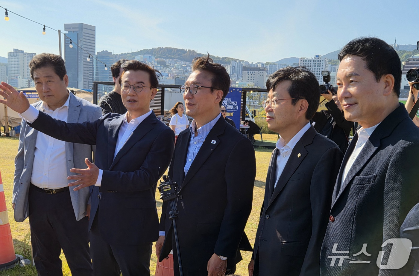 (부산=뉴스1) 임순택 기자 = 김민석 더불어민주당 대표가 17일 오후 부산 동구 북항 돔 아레나 조성 예정 부지를 방문해 전재수 부산시장에게 개발 계획에 대한 설명을 듣고 있다. …