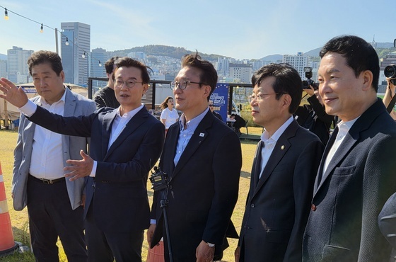 부산 북항 돔 아레나 부지 점검하는 김민석 대표