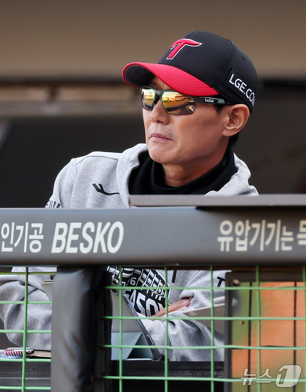 (전남광주=뉴스1) 김진환 기자 = 17일 오후 전남광주 기아챔피언스필드에서 열린 프로야구 2026 신한 SOL KBO 포스트시즌 준플레이오프 1차전 LG 트윈스와 KIA 타이거즈 …