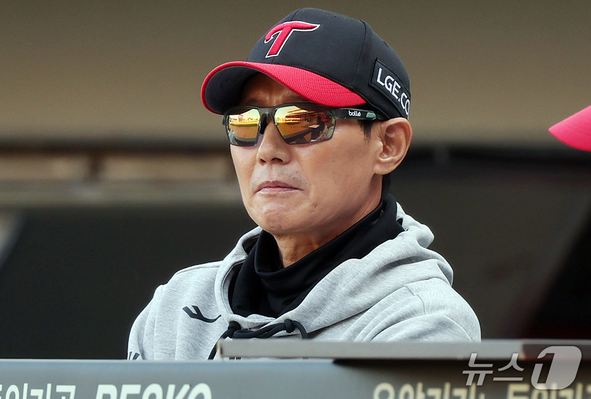 (전남광주=뉴스1) 김진환 기자 = 17일 오후 전남광주 기아챔피언스필드에서 열린 프로야구 2026 신한 SOL KBO 포스트시즌 준플레이오프 1차전 LG 트윈스와 KIA 타이거즈 …