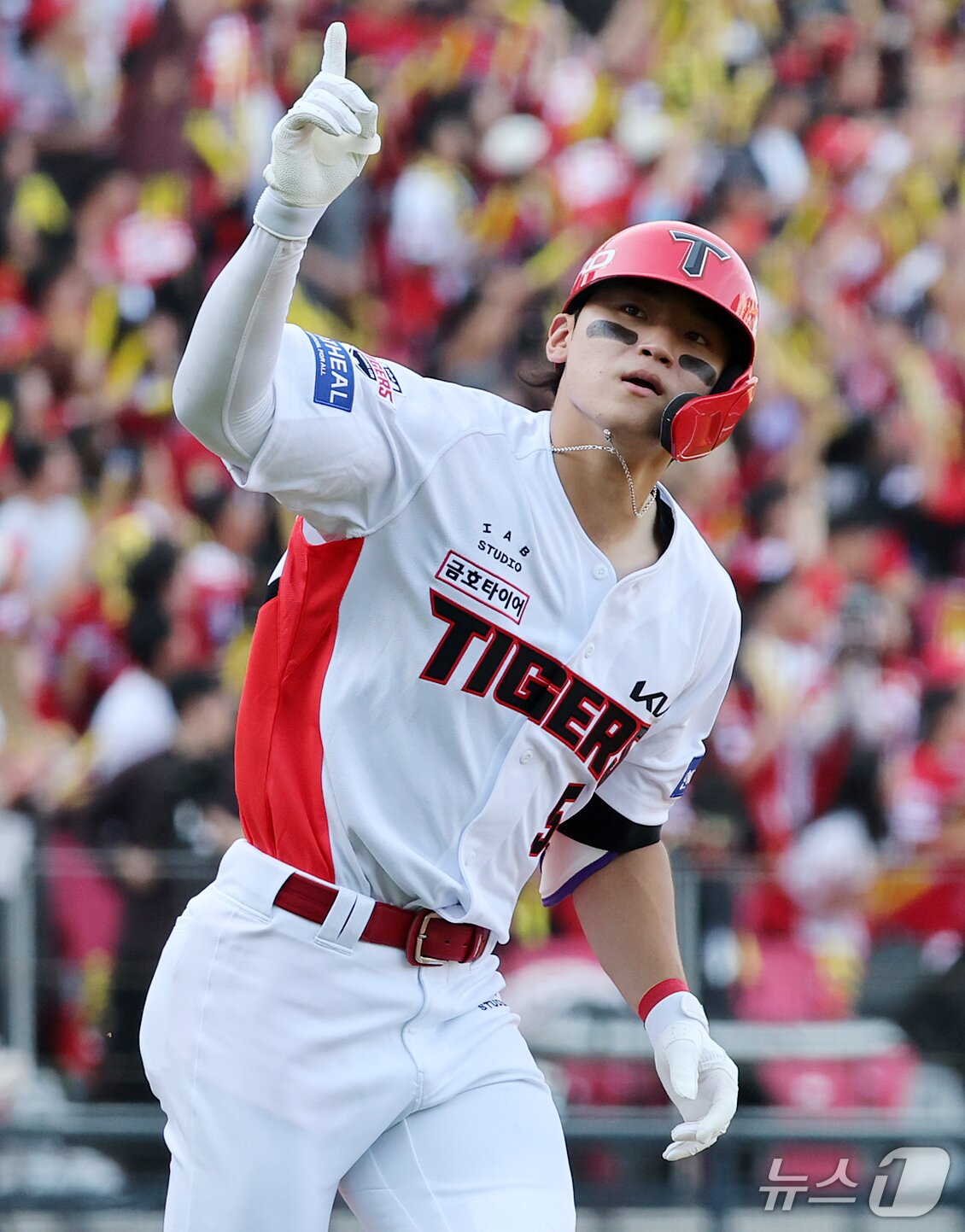 본문 이미지 - 17일 오후 전남광주 기아챔피언스필드에서 열린 프로야구 2026 신한 SOL KBO 포스트시즌 준플레이오프 1차전 LG 트윈스와 KIA 타이거즈의 경기, KIA 김도영이 4회말 1사 역전 솔로홈런을 친 뒤 세리머니를 하고 있다. 2026.10.17 ⓒ 뉴스1 김진환 기자