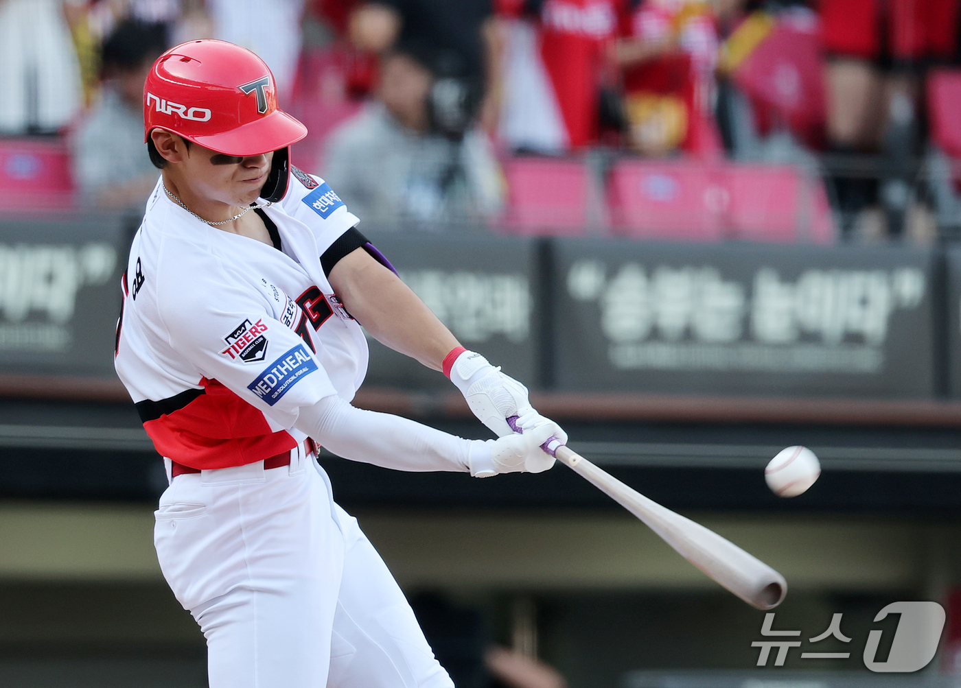 (전남광주=뉴스1) 김진환 기자 = 17일 오후 전남광주 기아챔피언스필드에서 열린 프로야구 2026 신한 SOL KBO 포스트시즌 준플레이오프 1차전 LG 트윈스와 KIA 타이거즈 …