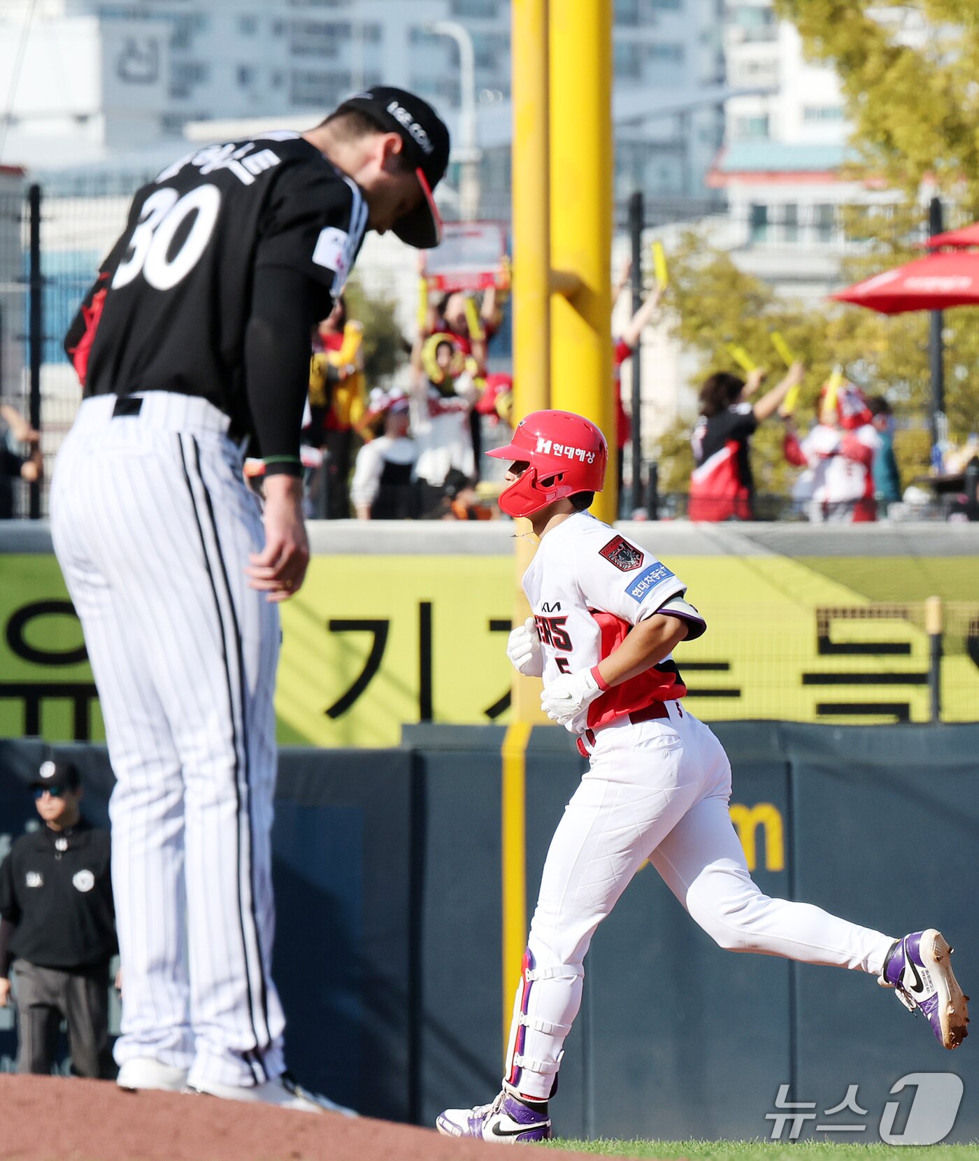 본문 이미지 - 17일 오후 전남광주 기아챔피언스필드에서 열린 프로야구 2026 신한 SOL KBO 포스트시즌 준플레이오프 1차전 LG 트윈스와 KIA 타이거즈의 경기, KIA 김도영이 4회말 1사 역전 솔로홈런을 친 뒤 홈으로 향하고 있다. 2026.10.17 ⓒ 뉴스1 김진환 기자