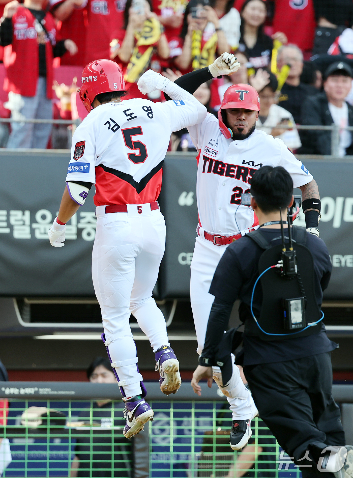 (전남광주=뉴스1) 김진환 기자 = 17일 오후 전남광주 기아챔피언스필드에서 열린 프로야구 2026 신한 SOL KBO 포스트시즌 준플레이오프 1차전 LG 트윈스와 KIA 타이거즈 …