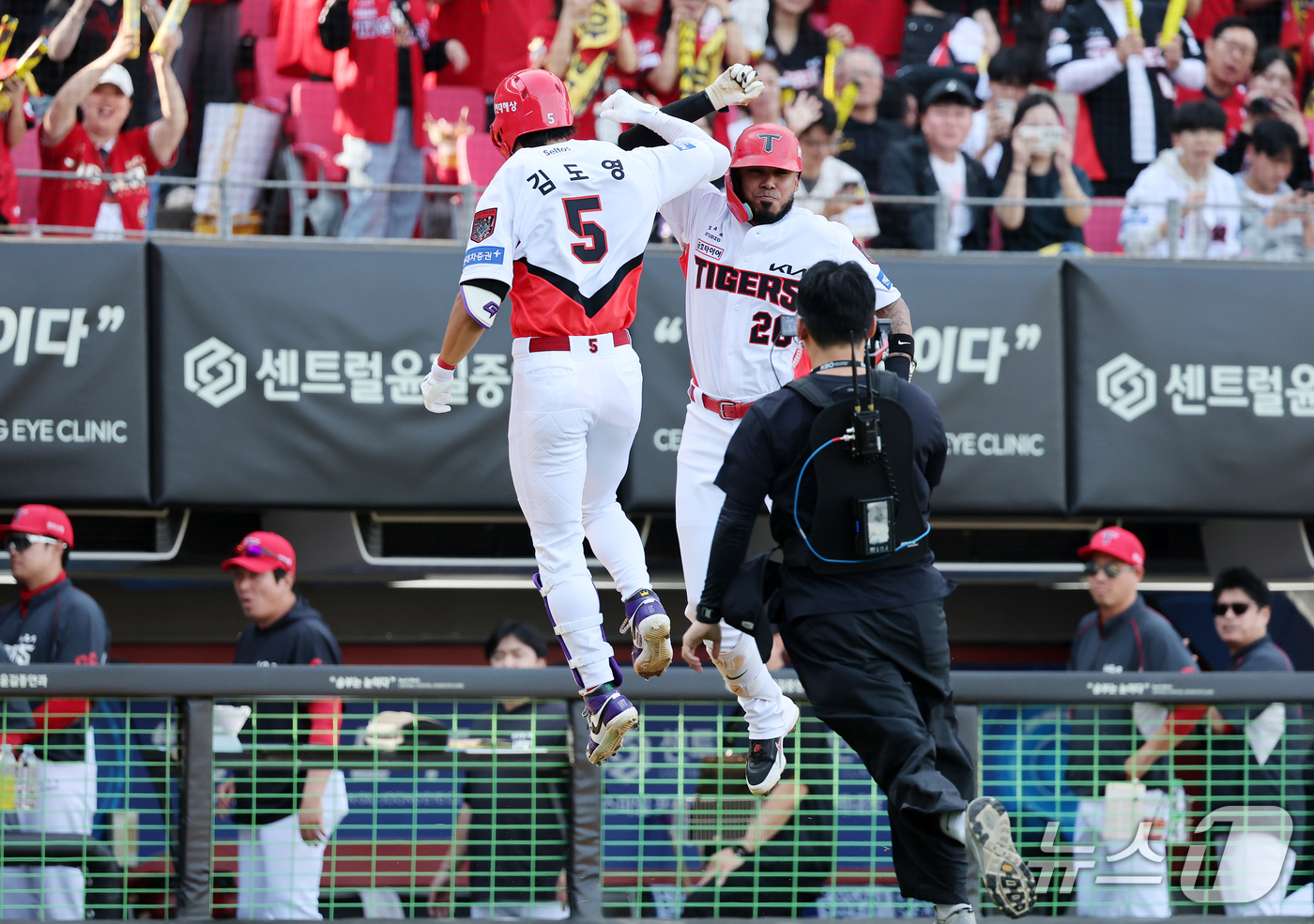 (전남광주=뉴스1) 김진환 기자 = 17일 오후 전남광주 기아챔피언스필드에서 열린 프로야구 2026 신한 SOL KBO 포스트시즌 준플레이오프 1차전 LG 트윈스와 KIA 타이거즈 …