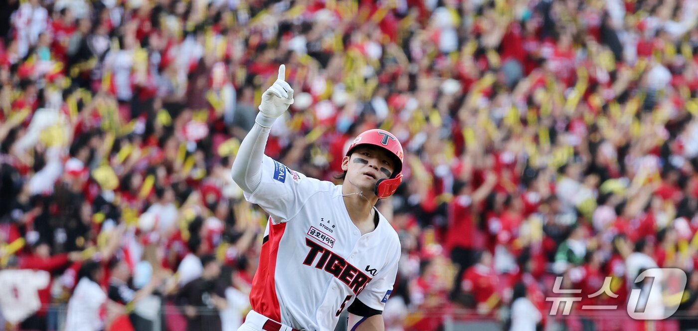 본문 이미지 - 17일 오후 전남광주 기아챔피언스필드에서 열린 프로야구 2026 신한 SOL KBO 포스트시즌 준플레이오프 1차전 LG 트윈스와 KIA 타이거즈의 경기, KIA 김도영이 4회말 1사 역전 솔로홈런을 친 뒤 세리머니를 하고 있다. 2026.10.17 ⓒ 뉴스1 김진환 기자