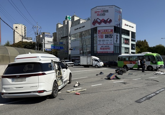 노란불에 교차로 진입 SUV, 시내버스·오토바이 잇단 추돌