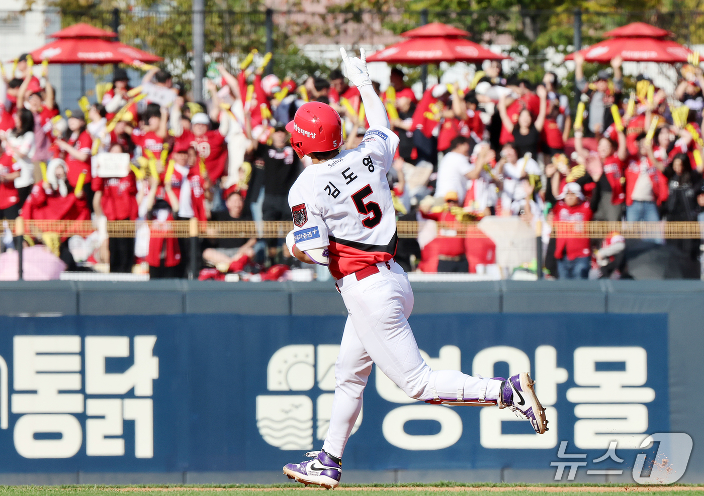 (전남광주=뉴스1) 김진환 기자 = 17일 오후 전남광주 기아챔피언스필드에서 열린 프로야구 2026 신한 SOL KBO 포스트시즌 준플레이오프 1차전 LG 트윈스와 KIA 타이거즈 …