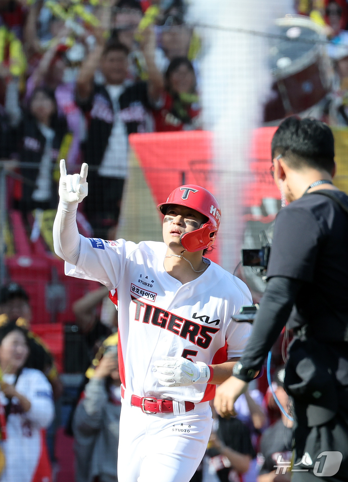 (전남광주=뉴스1) 김진환 기자 = 17일 오후 전남광주 기아챔피언스필드에서 열린 프로야구 2026 신한 SOL KBO 포스트시즌 준플레이오프 1차전 LG 트윈스와 KIA 타이거즈 …