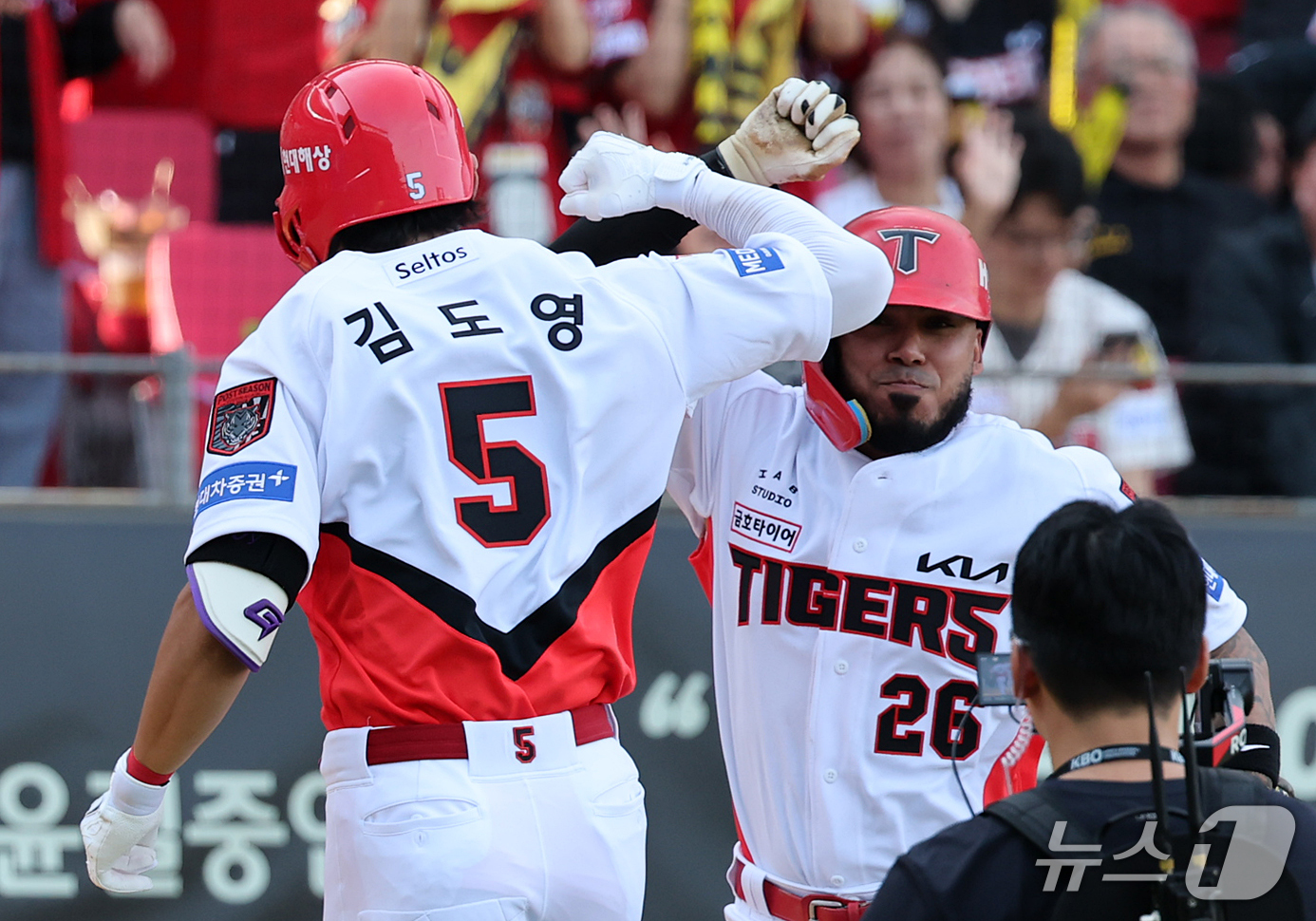 (전남광주=뉴스1) 김진환 기자 = 17일 오후 전남광주 기아챔피언스필드에서 열린 프로야구 2026 신한 SOL KBO 포스트시즌 준플레이오프 1차전 LG 트윈스와 KIA 타이거즈 …