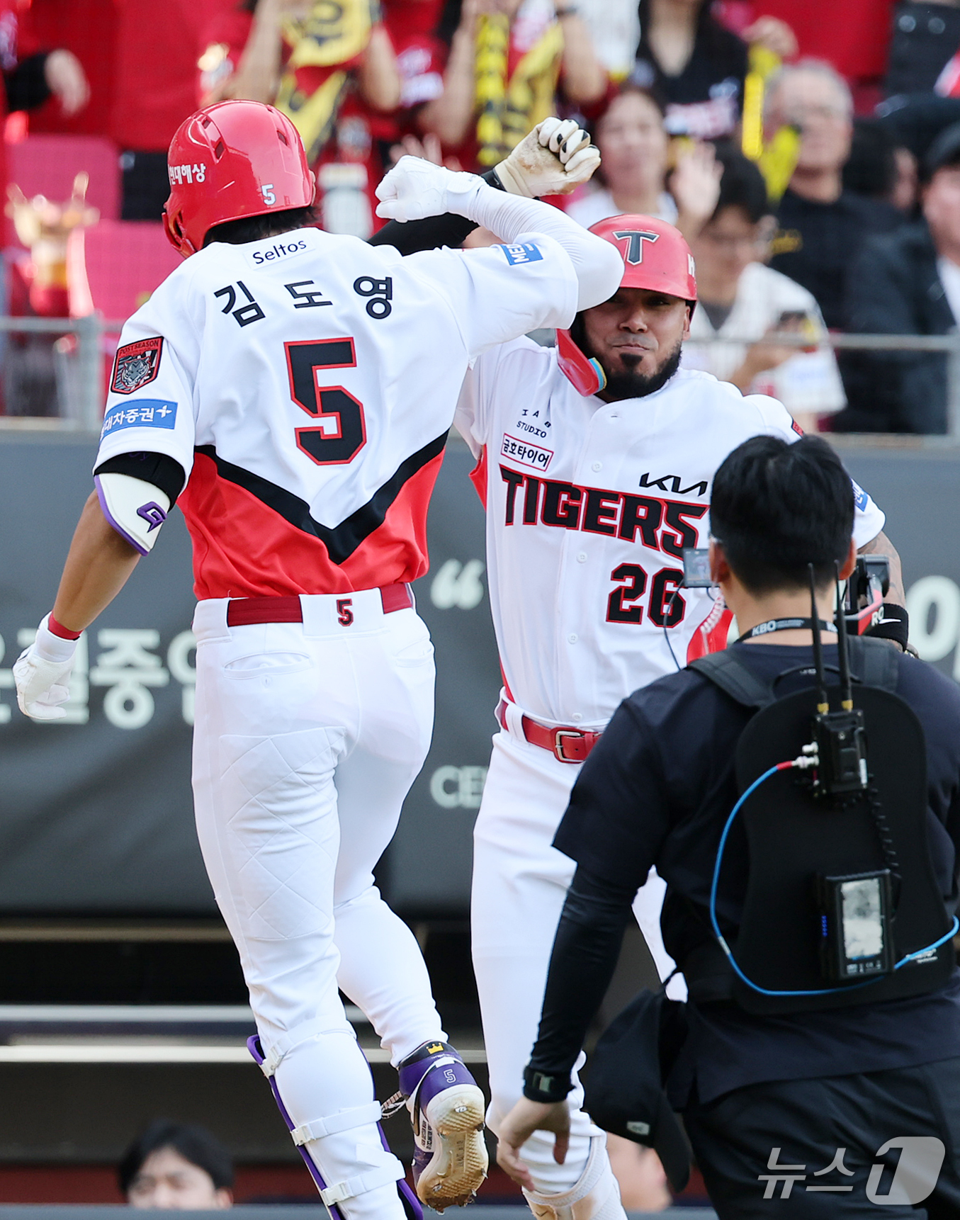 (전남광주=뉴스1) 김진환 기자 = 17일 오후 전남광주 기아챔피언스필드에서 열린 프로야구 2026 신한 SOL KBO 포스트시즌 준플레이오프 1차전 LG 트윈스와 KIA 타이거즈 …