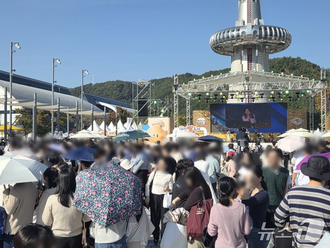 본문 이미지 - 대전 엑스포과학공원 일원에서 17일 열린 대전 빵축제 행사장이 시민들로 북적이고 있다. ⓒ 뉴스1 김종서 기자