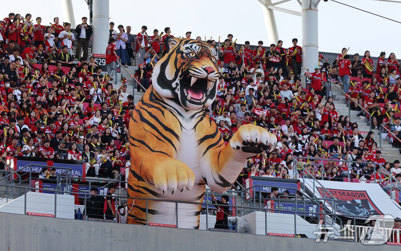 본문 이미지 - 17일 오후 전남광주 기아챔피언스필드에서 열린 프로야구 2026 신한 SOL KBO 포스트시즌 준플레이오프 1차전 LG 트윈스와 KIA 타이거즈의 경기, 3루 KIA 응원단이 뜨거운 응원을 펼치고 있다. 2026.10.17 ⓒ 뉴스1 김진환 기자